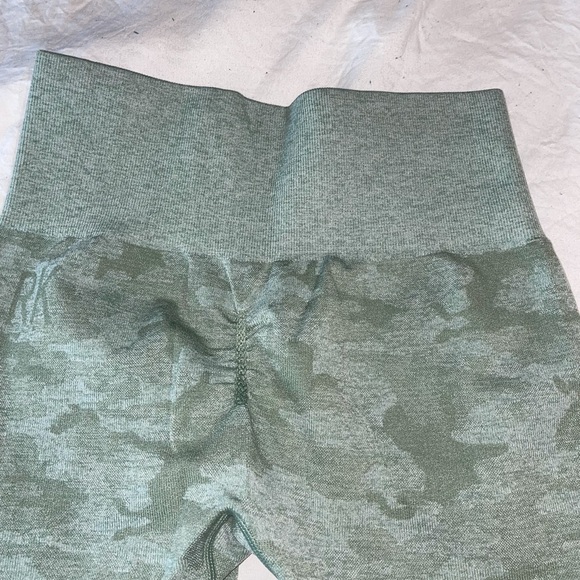 2 gymshark camo seamless sets - purple and green - Picture 7 of 16